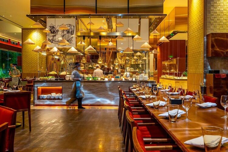 Khám Phá Top 20+ Nhà Hàng Buffet Hải Sản TP.HCM: Từ Trải Nghiệm Đẳng Cấp Đến Bữa Tiệc Ngon Rẻ 22 Kiến trúc sang trọng của Saigon Café lấy cảm hứng từ phong cách châu Âu
