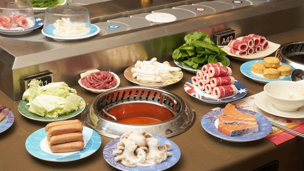 Khám Phá Top 10 Quán Buffet Quận 5 Ngon Khó Cưỡng, Ăn Là Ghiền! 14 Các món ăn tươi ngon trên băng chuyền lẩu Kichi-Kichi An Dương Vương
