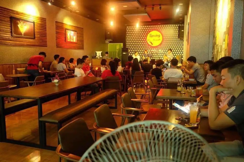 Top 10 Quán Cafe Acoustic Thủ Đức "Chill" Nhất Định Phải Ghé Thăm 14 Không gian sân khấu với dàn nhạc cụ tại Spring Coffee Acoustic