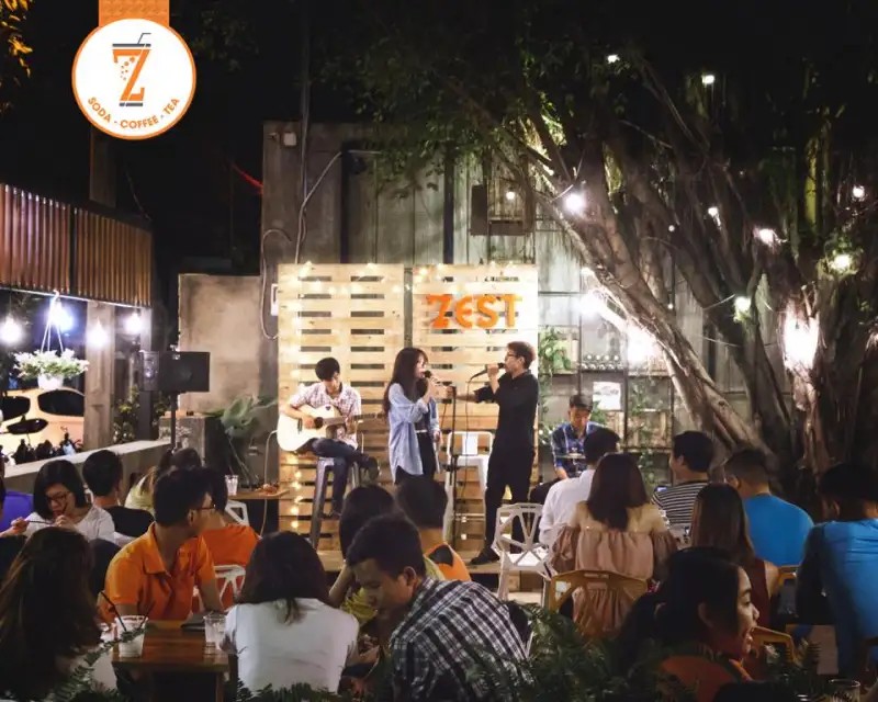 Top 10 Quán Cafe Acoustic Thủ Đức "Chill" Nhất Định Phải Ghé Thăm 16 Khu vực ngồi ngoài trời thoáng đãng của King Cafe Acoustic