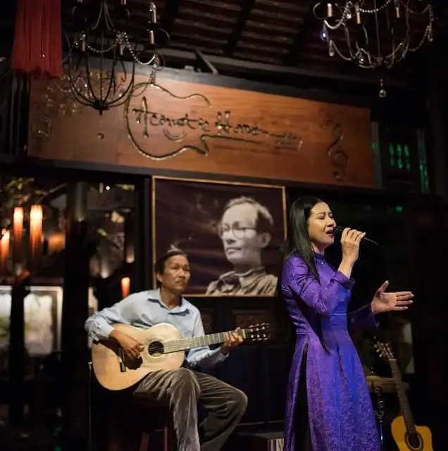 Top 10 Quán Cafe Acoustic Thủ Đức "Chill" Nhất Định Phải Ghé Thăm 20 Không gian bên trong Acoustic Heaven với kiến trúc cổ kính
