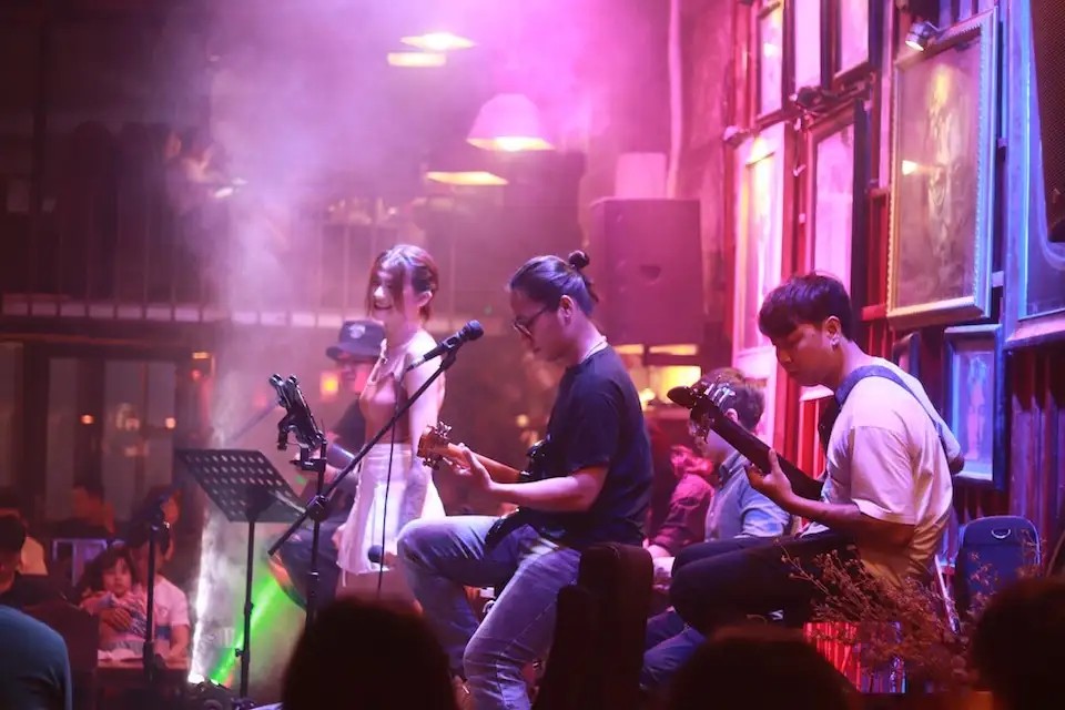 Top 10 Quán Cafe Acoustic Thủ Đức "Chill" Nhất Định Phải Ghé Thăm 21 Sân khấu và không gian biểu diễn nhạc sống tại JB Stars Cafe