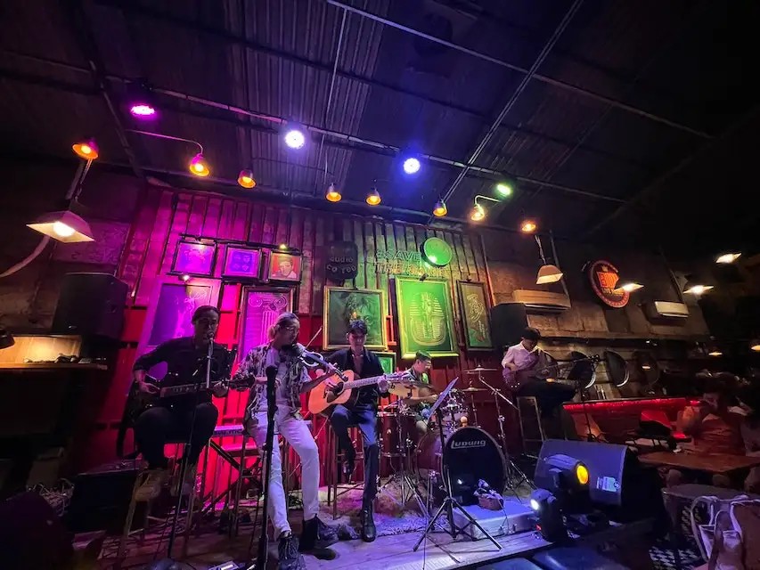Top 10 Quán Cafe Acoustic Thủ Đức "Chill" Nhất Định Phải Ghé Thăm 13 Sân khấu và không gian trình diễn nhạc sống tại Feeling Music Lounge
