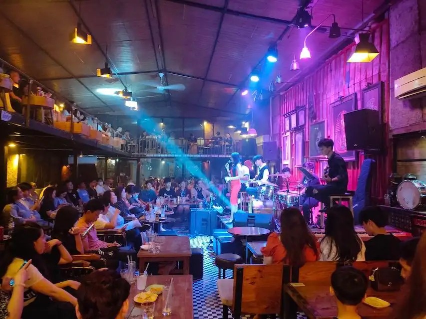 Không gian ấm cúng và sân khấu live nhạc tại Bin Cafe Acoustic