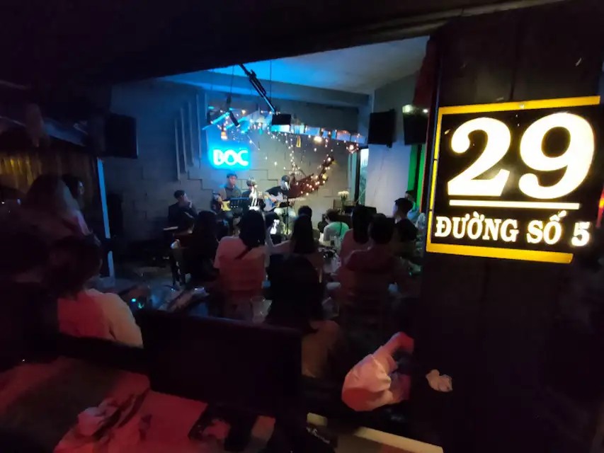 Top 10 Quán Cafe Acoustic Thủ Đức "Chill" Nhất Định Phải Ghé Thăm 15 Không gian trưng bày đàn guitar và ánh đèn vàng tại BO Coffee Acoustic