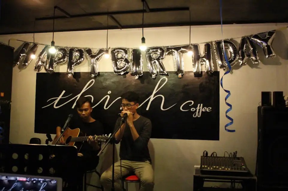 Top 10 Quán Cafe Acoustic Thủ Đức "Chill" Nhất Định Phải Ghé Thăm 18 Khu vực quầy bar và bàn ghế gỗ tại Thinh Coffee