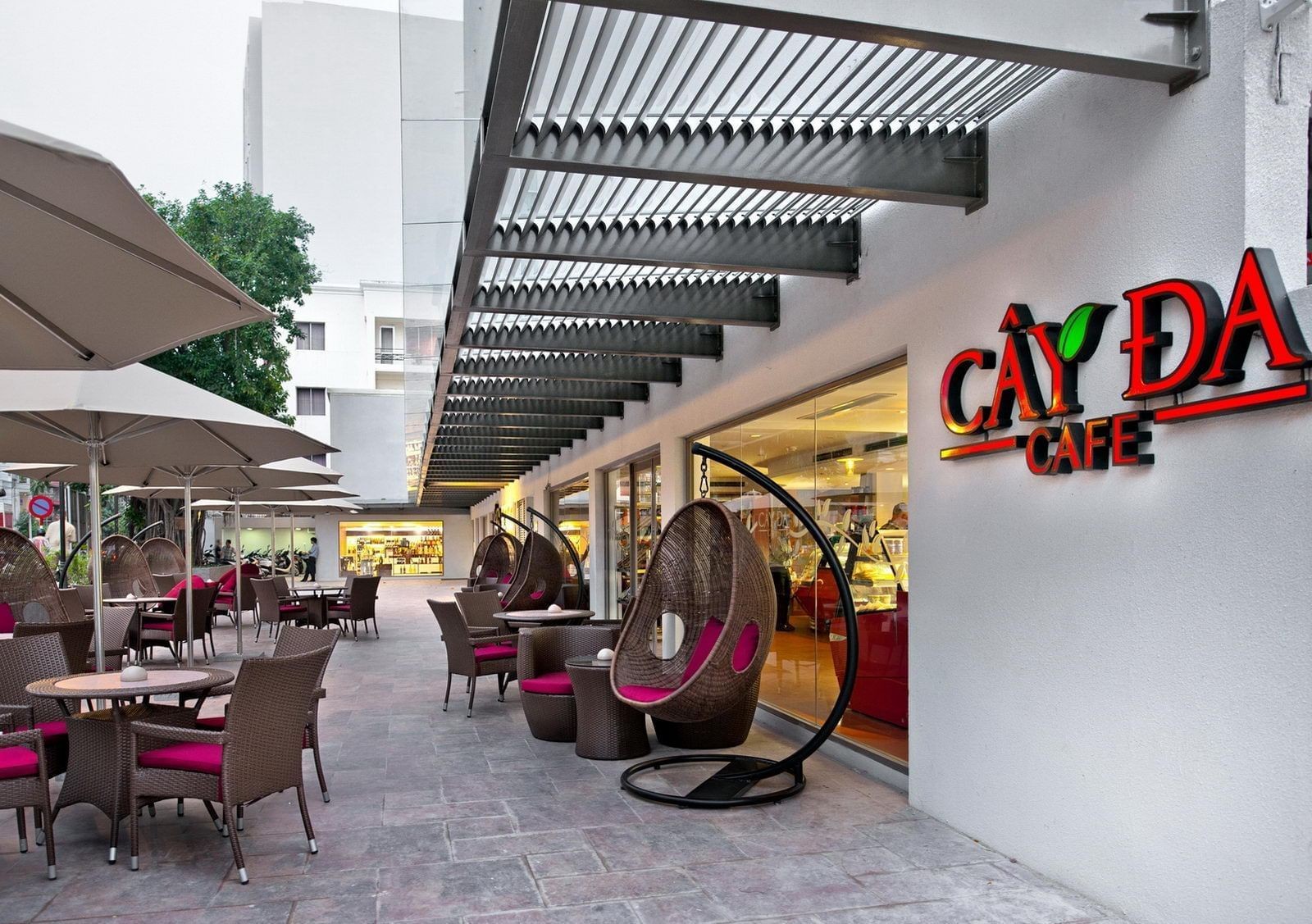 Khám Phá Thế Giới Ẩm Thực Đa Dạng tại Eastin Grand Saigon 5 Khu vực ăn uống ngoài trời được bố trí tại Cây Đa Café ở Eastin Grand Hotel Saigon