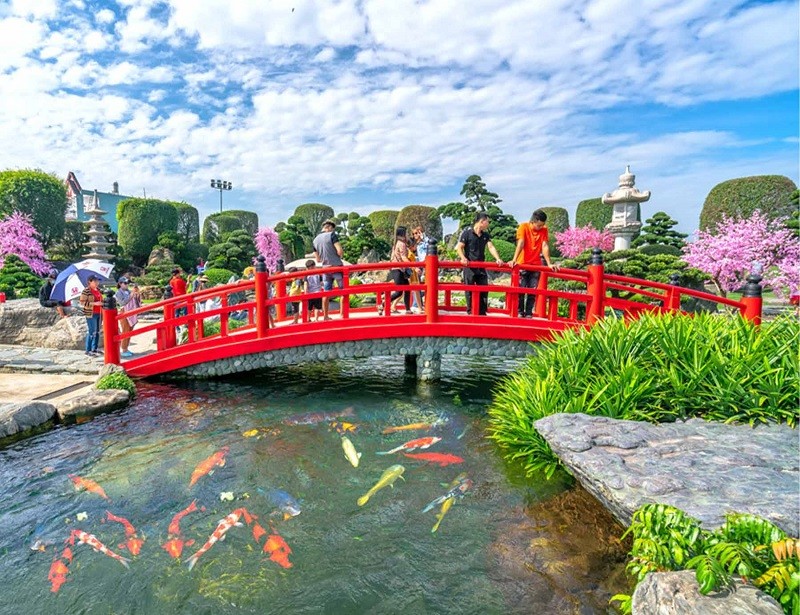 Công Viên Cá Koi Rin Rin Park: Vườn Nhật Bản Đậm Nét Giữa Lòng Sài Gòn 8 Cây cầu đỏ cong vút bắc qua hồ, tạo nên điểm nhấn kiến trúc đặc trưng của Nhật Bản