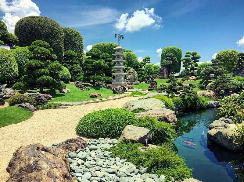 Công Viên Cá Koi Rin Rin Park: Vườn Nhật Bản Đậm Nét Giữa Lòng Sài Gòn 9 Thảm thực vật xanh mát bao phủ khuôn viên, tạo không gian trong lành và thư thái