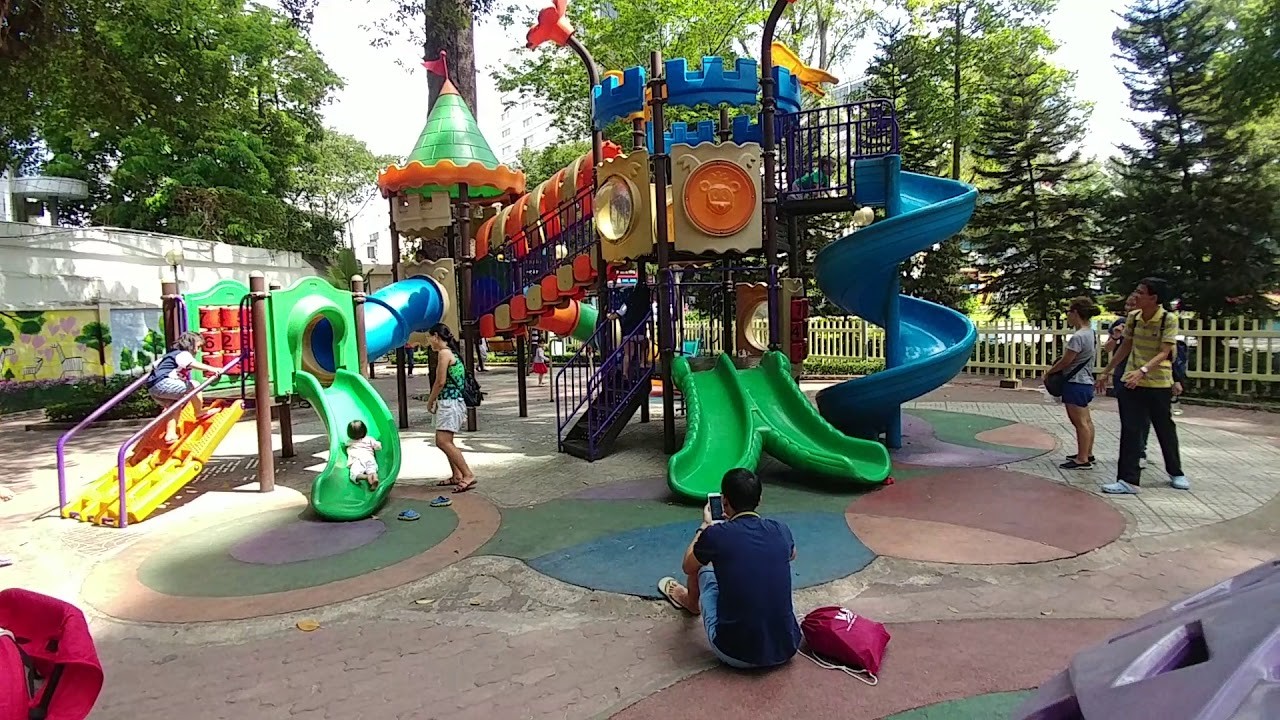 Khám Phá Công Viên Tao Đàn: Ốc Đảo Xanh Giữa Lòng Sài Gòn Náo Nhiệt 8 Khu vui chơi trẻ em với cầu trượt và bập bênh tại công viên Tao Đàn