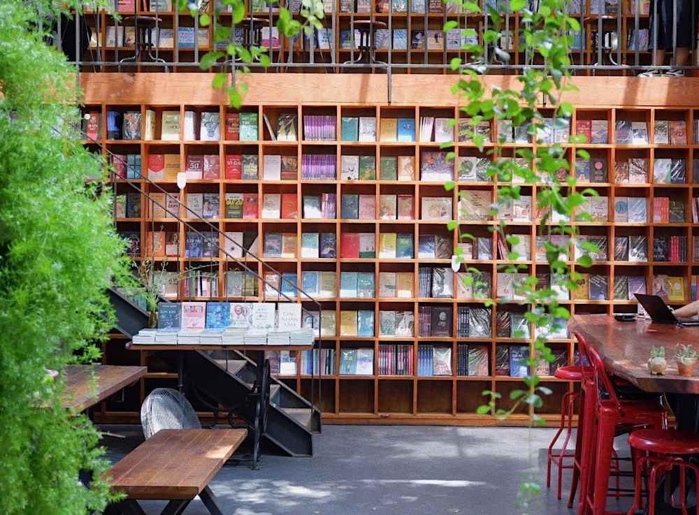 Top 9 Quán Cafe Sách TP HCM Yên Tĩnh, Nơi Mọt Sách Không Thể Bỏ Lỡ 15 Tủ sách lớn được đặt giữa quán