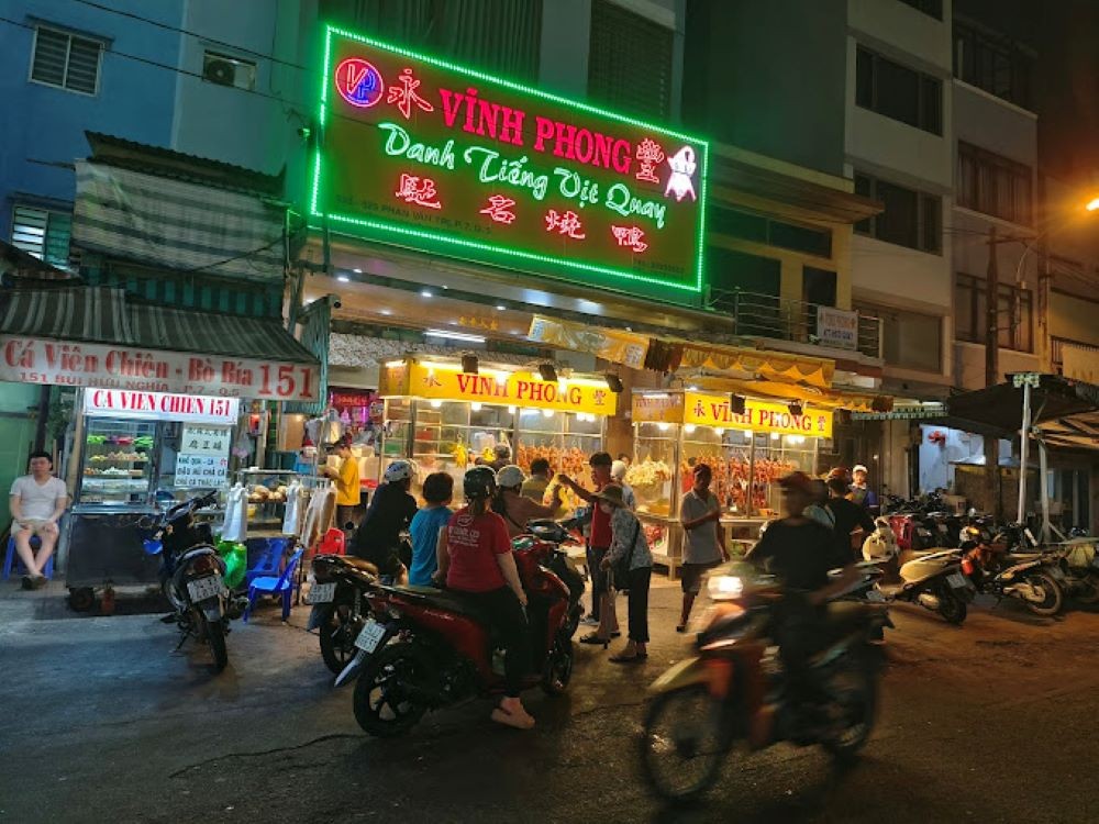 Quán Vĩnh Phong thường rất đông khách vào buổi tối và cuối tuần
