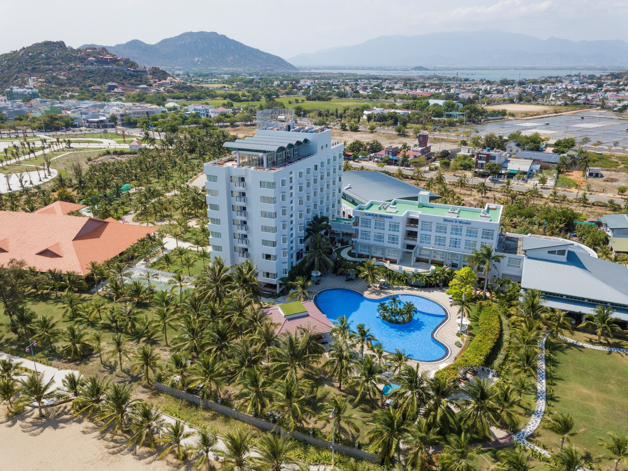 Khám Phá Ninh Thuận: Vùng Đất Nắng Gió Và Trải Nghiệm Nghỉ Dưỡng 4 Sao Tại Sài Gòn Ninh Chữ 5 Nội thất phòng nghỉ sang trọng tại Khách sạn Sài Gòn Ninh Chữ