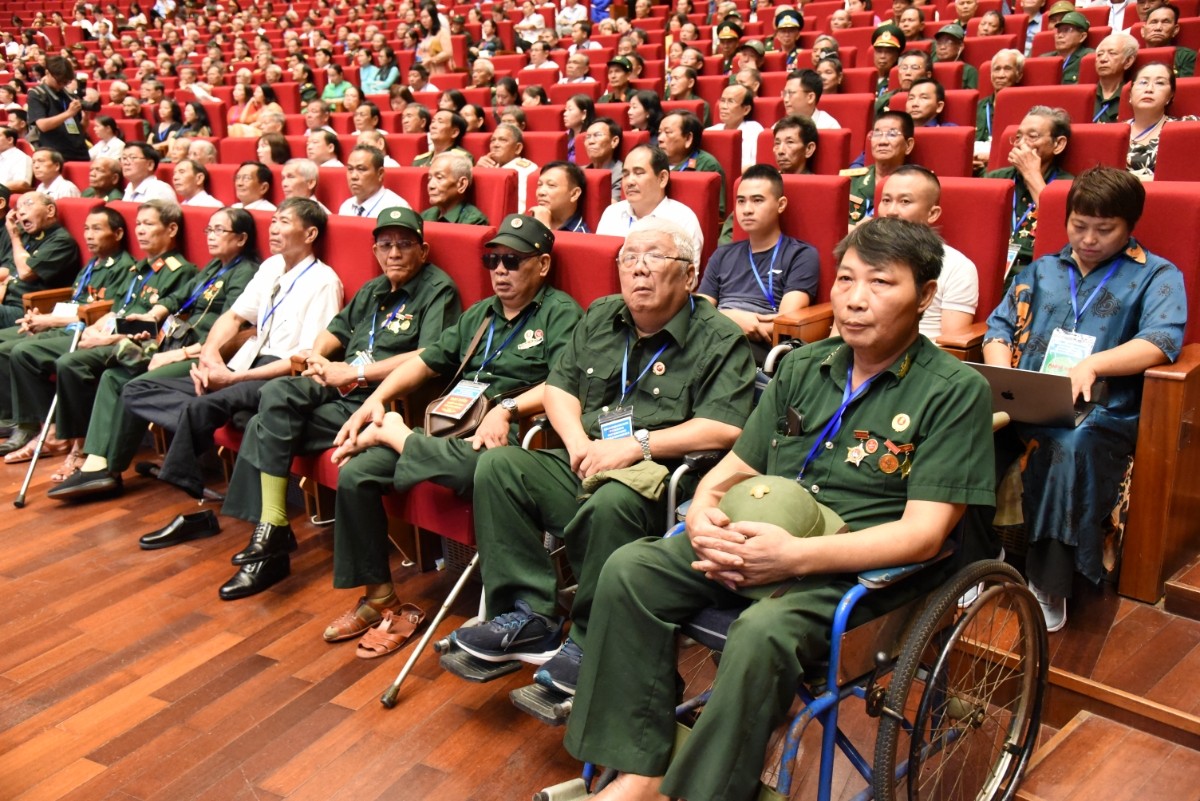 Cán bộ chính phủ làm việc để chuẩn bị các văn bản chính sách quan trọng