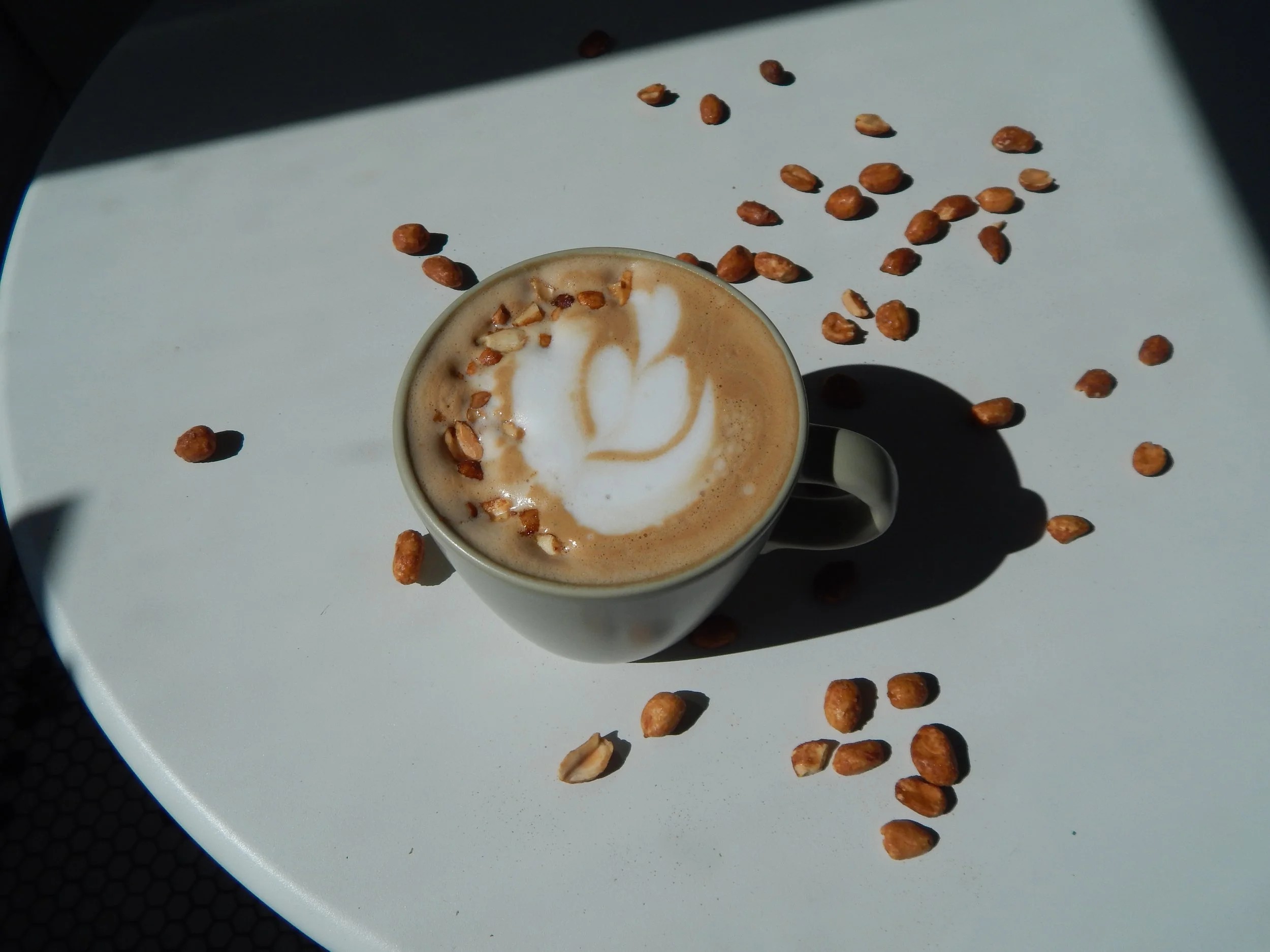 Quầy pha chế và khu vực phục vụ đồ ăn, thức uống tại quán cà phê RoJo Coffee Co.