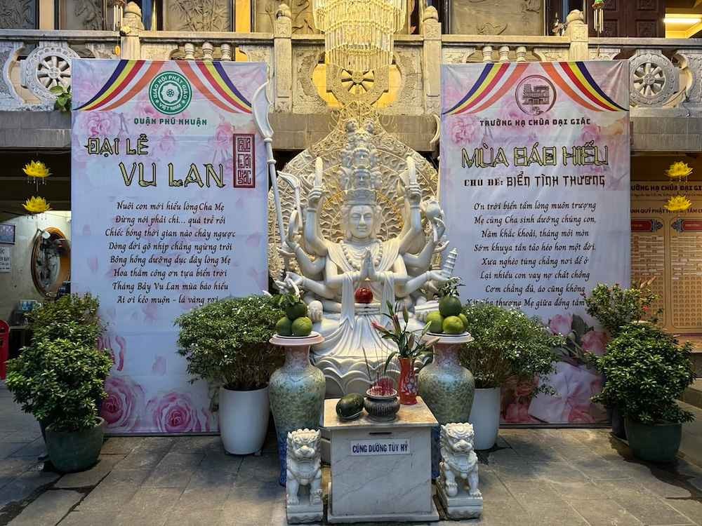 Chùa Đại Giác Phú Nhuận – Điểm Đến Tâm Linh Thanh Tịnh Giữa Lòng Sài Gòn 17 Tượng Quán Thế Âm Bồ Tát trang nghiêm trong khuôn viên chùa
