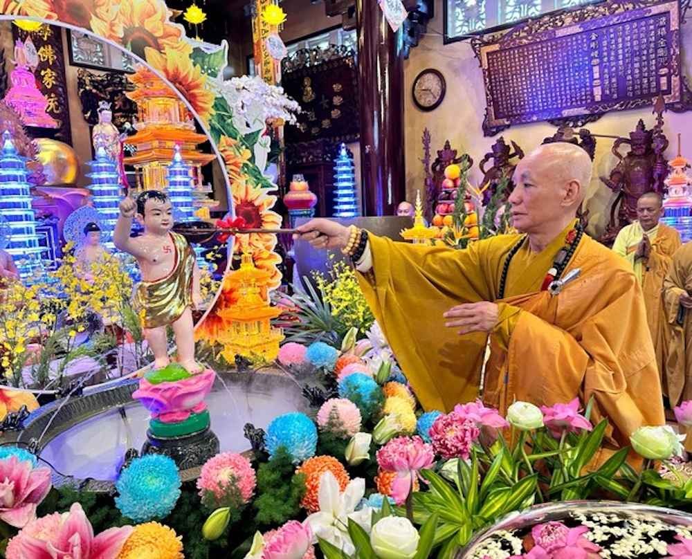Chùa Đại Giác Phú Nhuận – Điểm Đến Tâm Linh Thanh Tịnh Giữa Lòng Sài Gòn 19 Nghi lễ tắm Phật được diễn ra vô cùng trang trọng