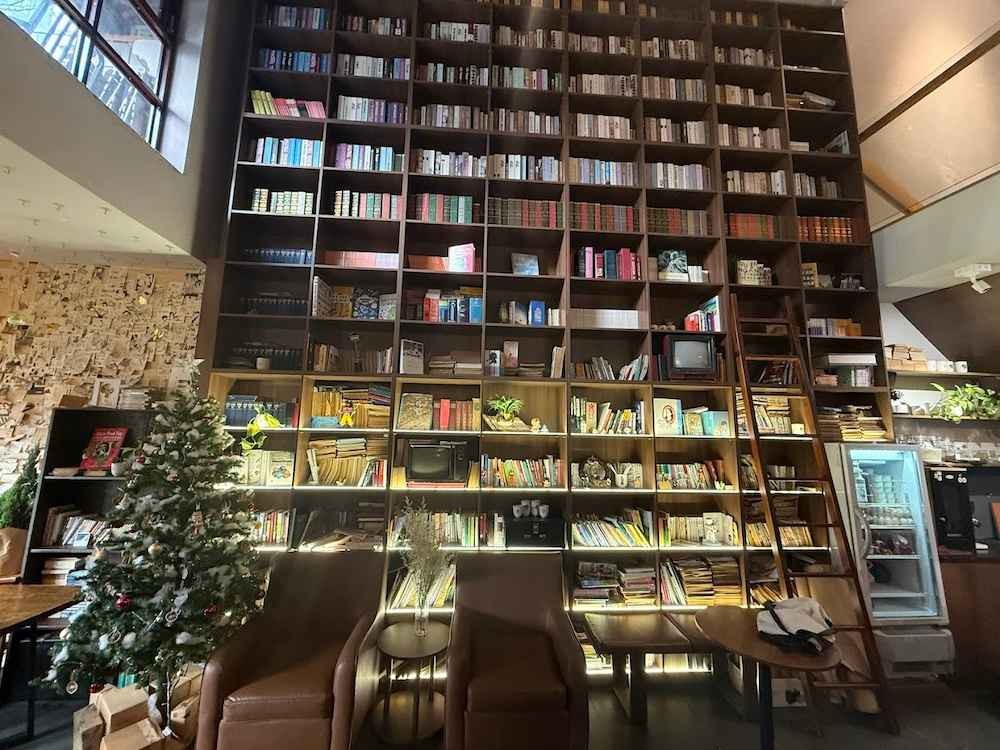 Top 9 Quán Cafe Sách TP HCM Yên Tĩnh, Nơi Mọt Sách Không Thể Bỏ Lỡ 12 Kệ sách khổng lồ với đa dạng thể loại từ truyện đến sách văn học