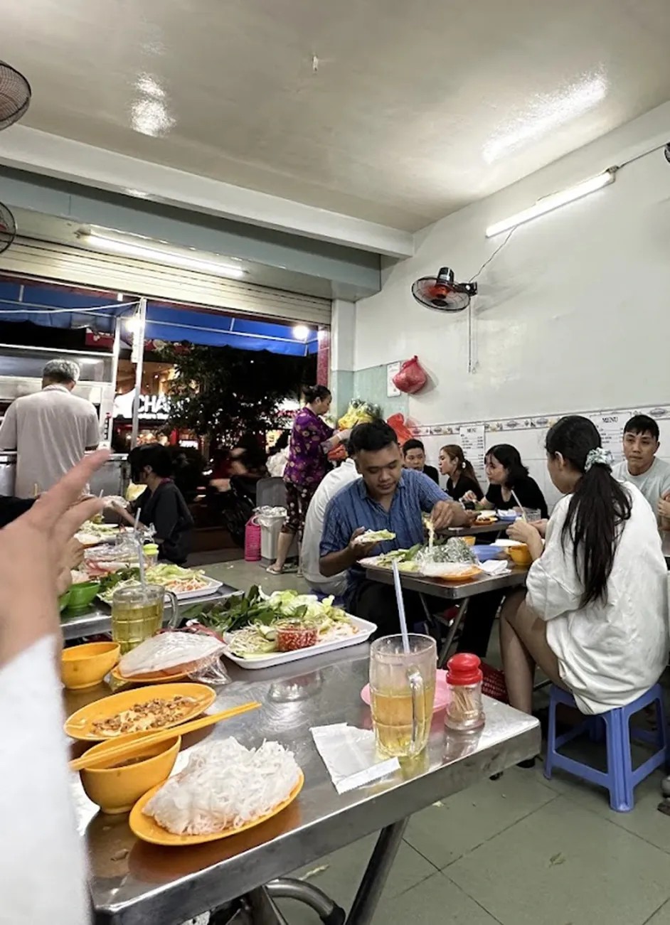 Khám Phá 4 Quán Bò Lá Lốt Ngon "Phải Thử" Tại TP.HCM 8 Bò lá lốt nướng xém cạnh, chuẩn bị phục vụ kèm bánh hỏi và rau