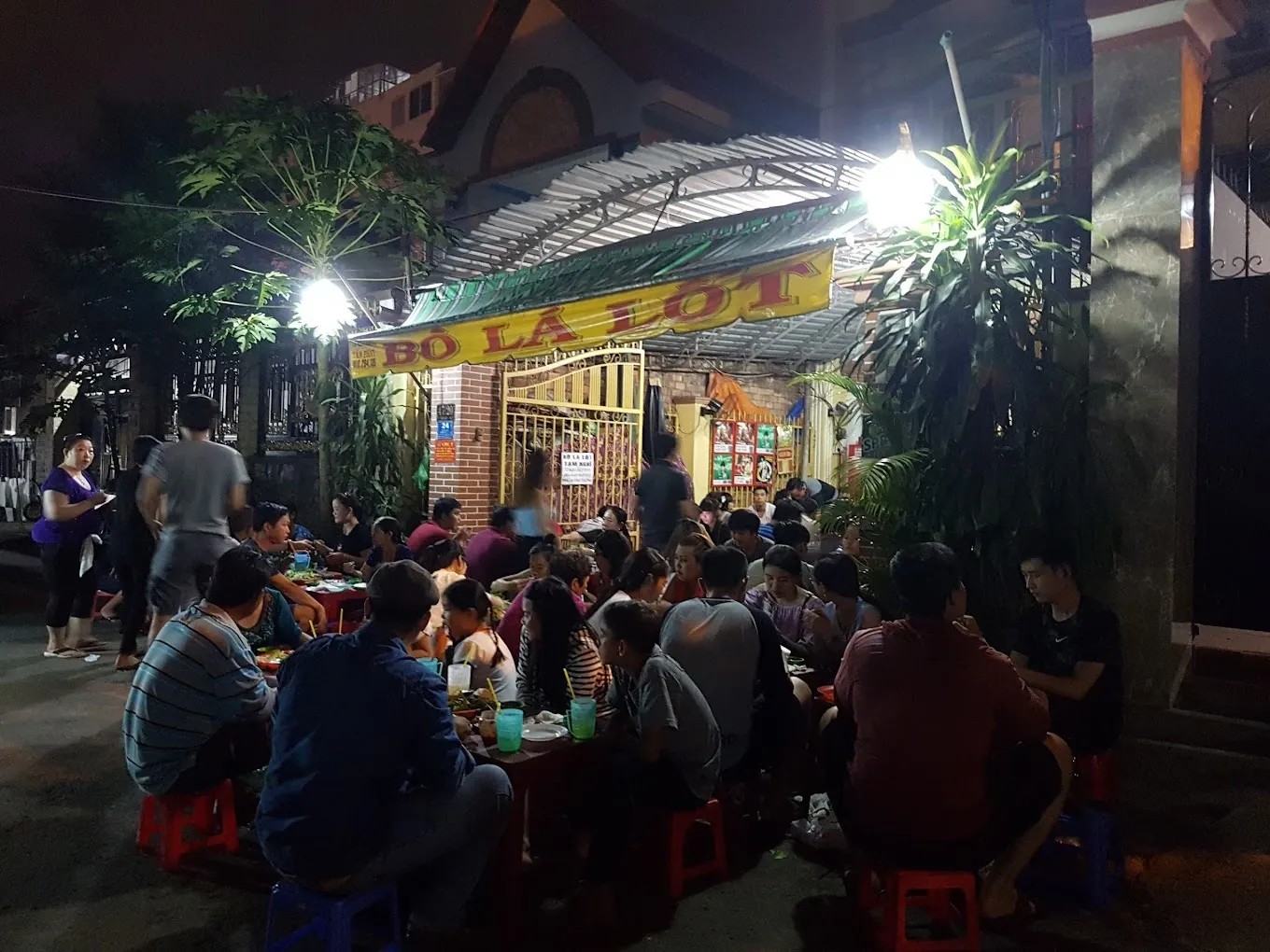 Đĩa bò lá lốt được nướng vàng đều, thơm lừng bày trên mẹt tre