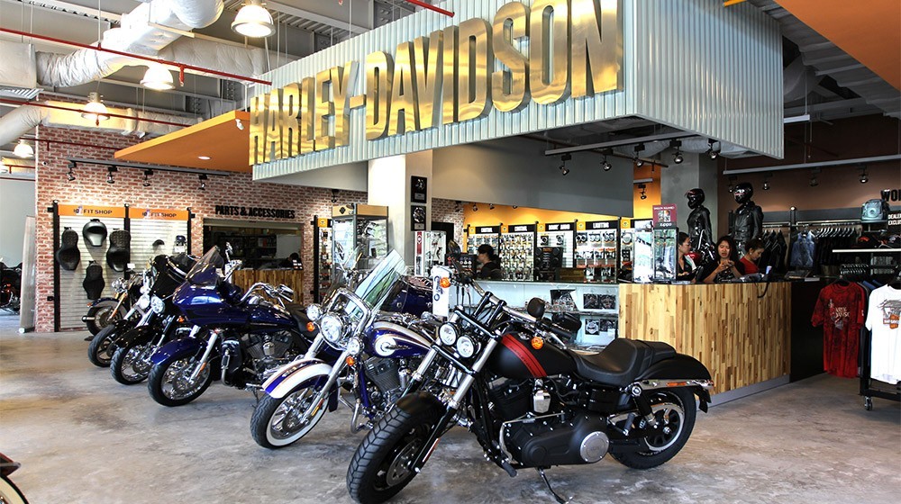 Một chiếc xe mô tô Harley-Davidson màu đen đang đậu trên đường