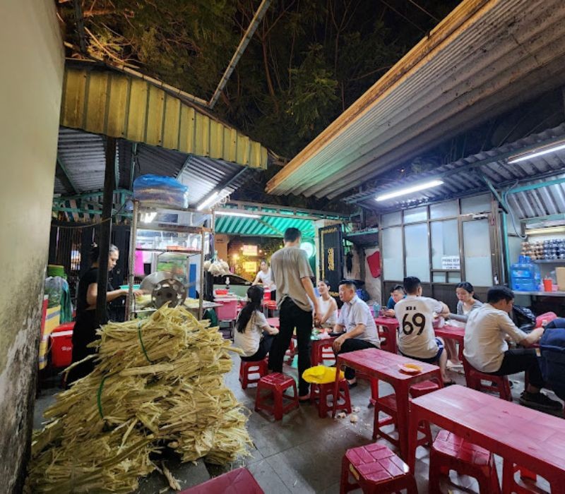 Khung cảnh đông đúc thực khách tại quán Hột Vịt Lộn Kim Thảo ở Thảo Điền