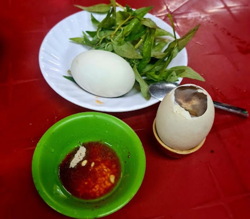 Hột Vịt Lộn Kim Thảo: Món Ăn Dân Dã Gây Sốt Giữa Lòng Thảo Điền Sài Gòn 9 Chén muối tiêu xay nhuyễn và nước sốt ớt đặc biệt – bí quyết nước chấm độc quyền của quán