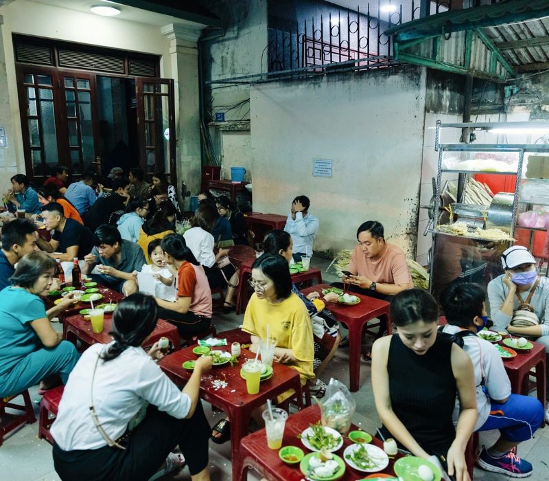 Hột Vịt Lộn Kim Thảo: Món Ăn Dân Dã Gây Sốt Giữa Lòng Thảo Điền Sài Gòn 8 Chị Kim Tính, chủ quán Hột Vịt Lộn Kim Thảo, đang tỉ mỉ lựa chọn nguyên liệu