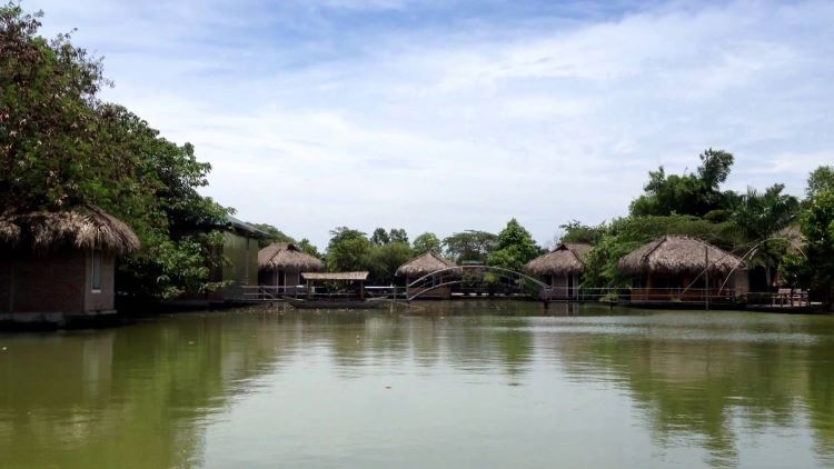 Khám Phá Quận 12: Những Địa Điểm Vui Chơi, Tham Quan Hấp Dẫn Không Thể Bỏ Lỡ 7 Khách du lịch đang câu cá tại Hồ câu cá Trí Râu Quận 12