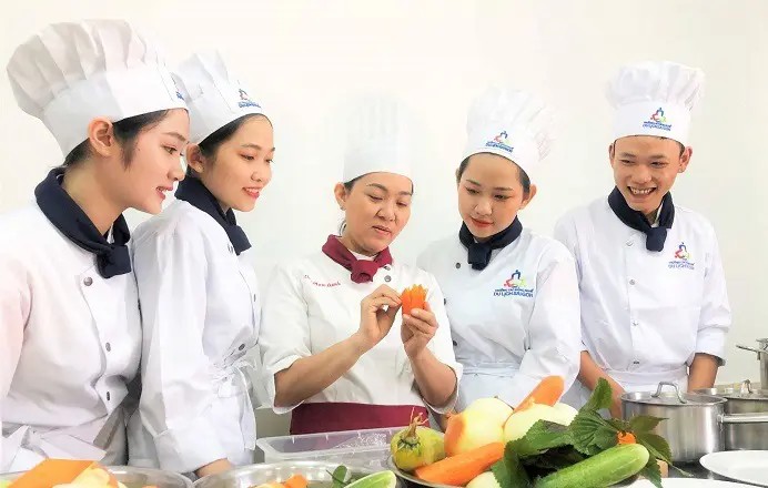 Học Du lịch tại Cao đẳng Du lịch Sài Gòn: Khởi Đầu Vững Chắc Cho Sự Nghiệp Bền Vững 7 Sinh viên thực hành kỹ thuật chế biến món ăn