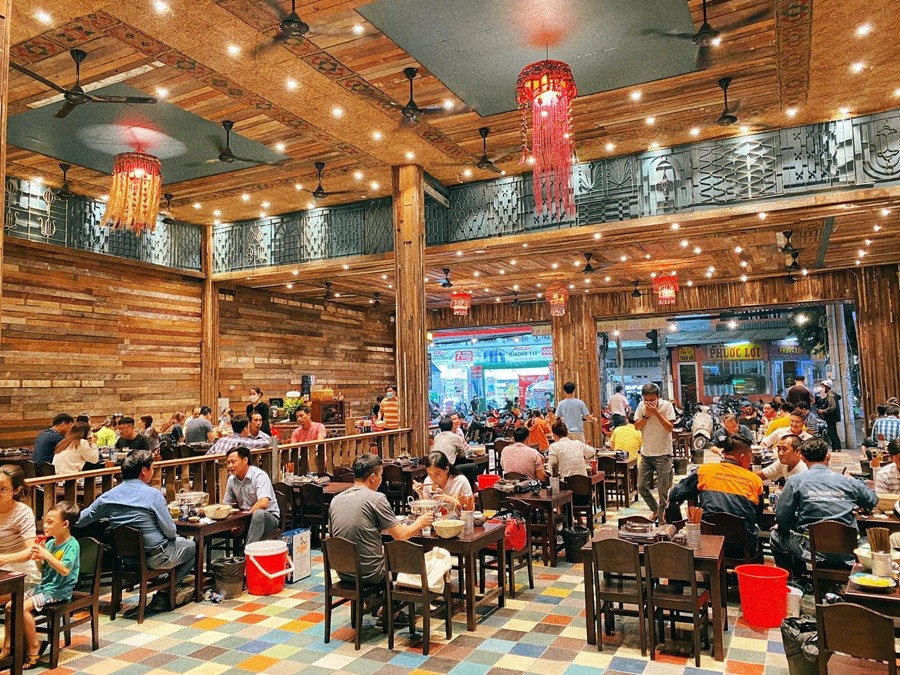 Top 16 Quán Lẩu Bò Sài Gòn Ngon Nức Tiếng Không Thử Là Tiếc Hùi Hụi 7 Lẩu bò Nhà Gỗ với không gian cổ kính