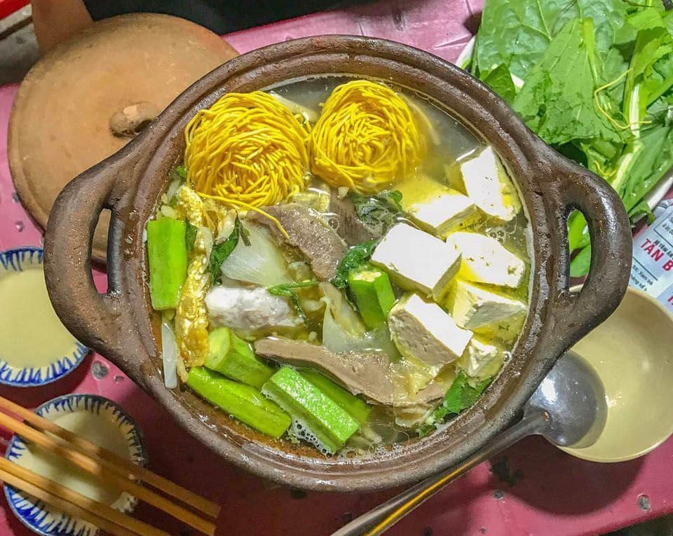 Top 16 Quán Lẩu Bò Sài Gòn Ngon Nức Tiếng Không Thử Là Tiếc Hùi Hụi 9 Nồi lẩu bò nồi đất nghi ngút khói tại Thiên Tân