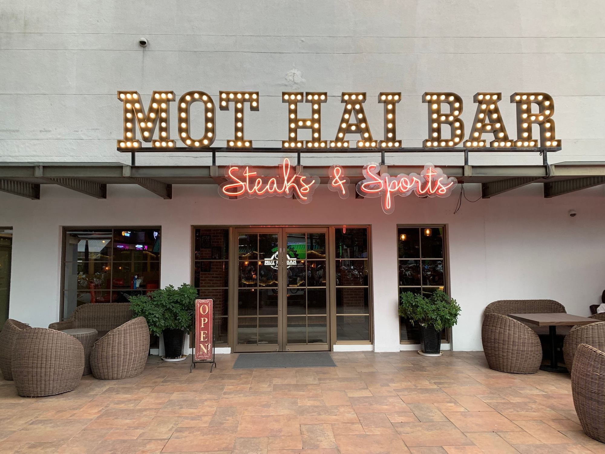 Khám Phá Thế Giới Ẩm Thực Đa Dạng tại Eastin Grand Saigon 1 Lối vào sang trọng của Mot Hai Bar tại Eastin Grand Saigon