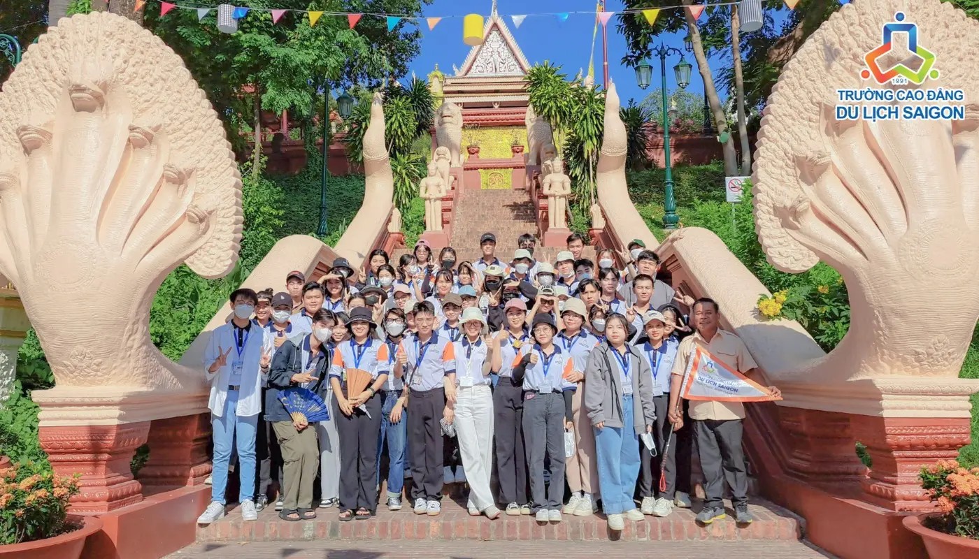 Học Du lịch tại Cao đẳng Du lịch Sài Gòn: Khởi Đầu Vững Chắc Cho Sự Nghiệp Bền Vững 8 Sinh viên trong một buổi học về ngành Quản trị Du lịch