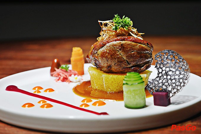 Không gian ấm cúng và sang trọng của Mrsimple Steakhouse, lý tưởng cho các buổi hẹn hò