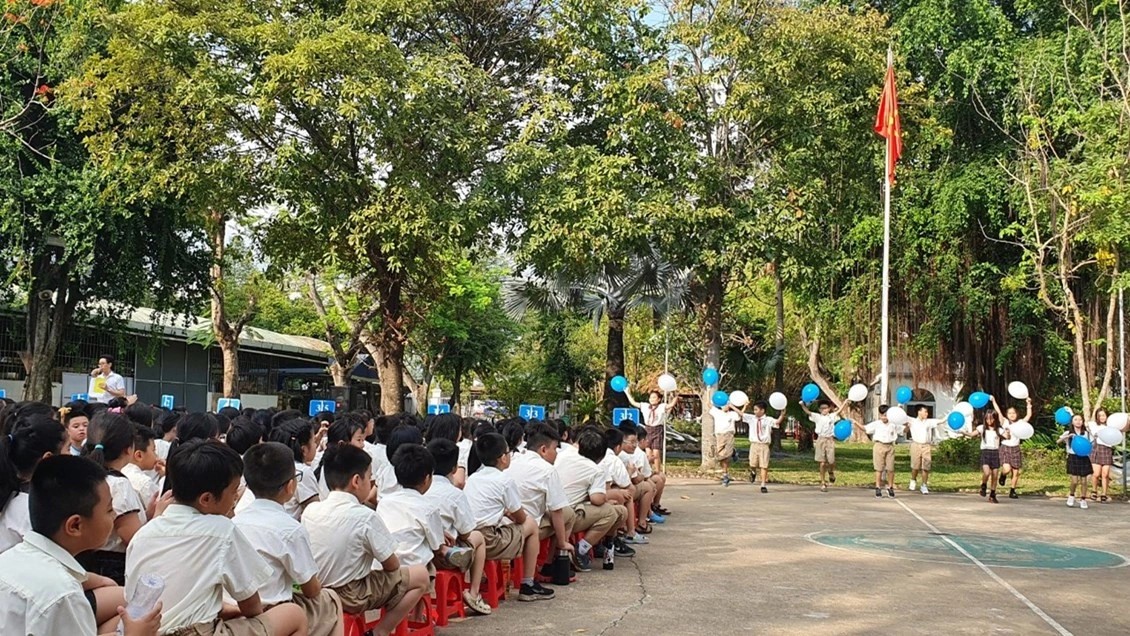 Học sinh tiểu học Trường Nam Sài Gòn tham gia hoạt động tại sân trường