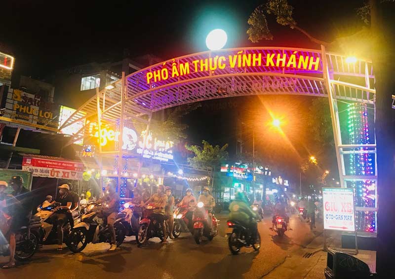 Toàn cảnh con phố ẩm thực Vĩnh Khánh sầm uất với nhiều hàng quán