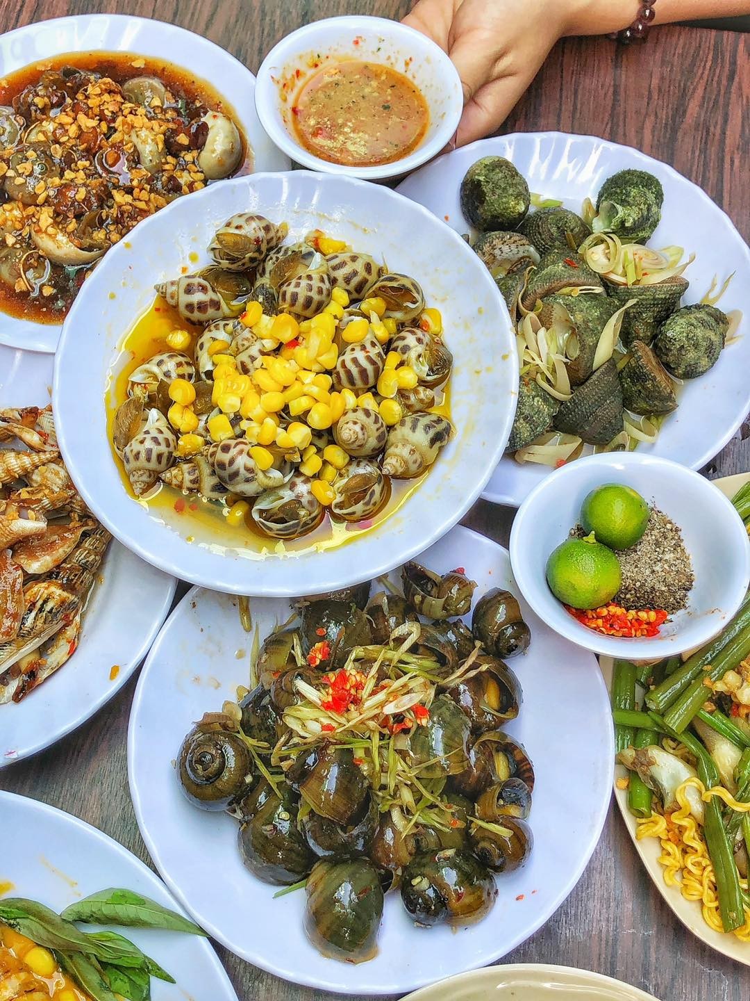 Top 16 Quán Ốc Ngon Sài Gòn: Thưởng Thức Hương Vị Biển Cả Giữa Lòng Thành Phố 9 Một mâm hải sản tổng hợp hấp dẫn tại quán Ốc Lắc Cô Mai