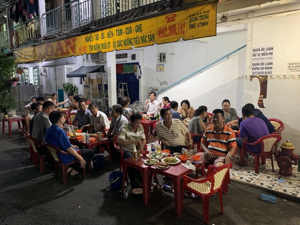 Top 16 Quán Ốc Ngon Sài Gòn: Thưởng Thức Hương Vị Biển Cả Giữa Lòng Thành Phố 8 Không gian quán Ốc Loan Sài Gòn tấp nập khách hàng vào buổi tối