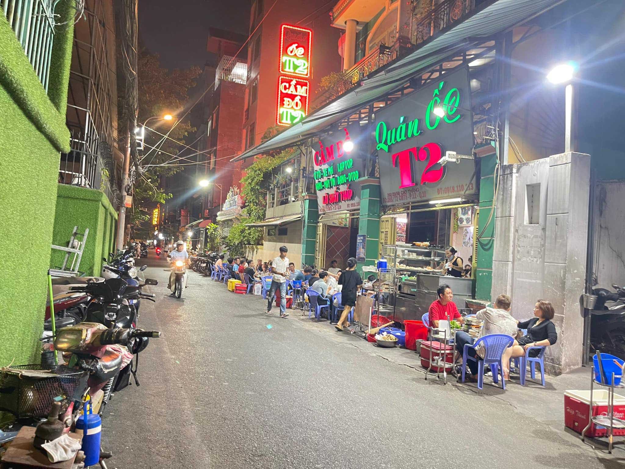 Top 16 Quán Ốc Ngon Sài Gòn: Thưởng Thức Hương Vị Biển Cả Giữa Lòng Thành Phố 11 Nồi lẩu ốc thập cẩm nghi ngút khói tại quán Ốc T2 Sài Gòn