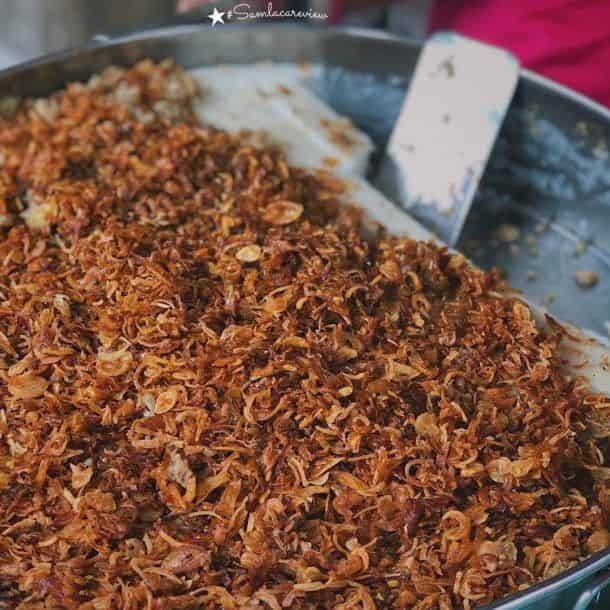 Cận cảnh đĩa bánh bột với nhân thịt băm, tôm khô và hành phi