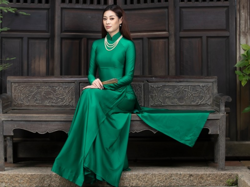Top 10+ Shop Bán Áo Dài Đẹp Ở TPHCM: Từ Truyền Thống Đến Cách Tân Độc Đáo 18 Người phụ nữ lựa chọn áo dài tại Áo Dài Cẩm Tú, phù hợp với nhiều lứa tuổi