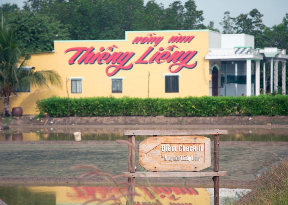 Du khách tham quan vẻ đẹp Thiềng Liềng