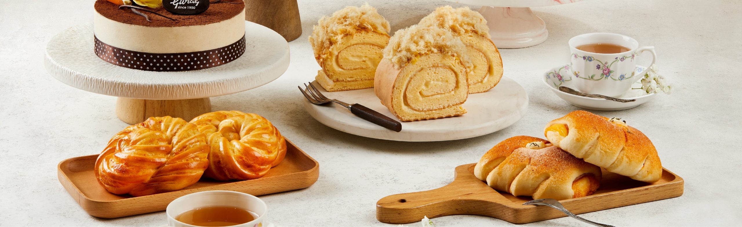 Các loại bánh ngọt và mặn đa dạng của Givral được trưng bày đẹp mắt