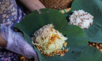 Xôi xéo thơm ngon được bọc trong lá sen, mang đậm hương vị truyền thống
