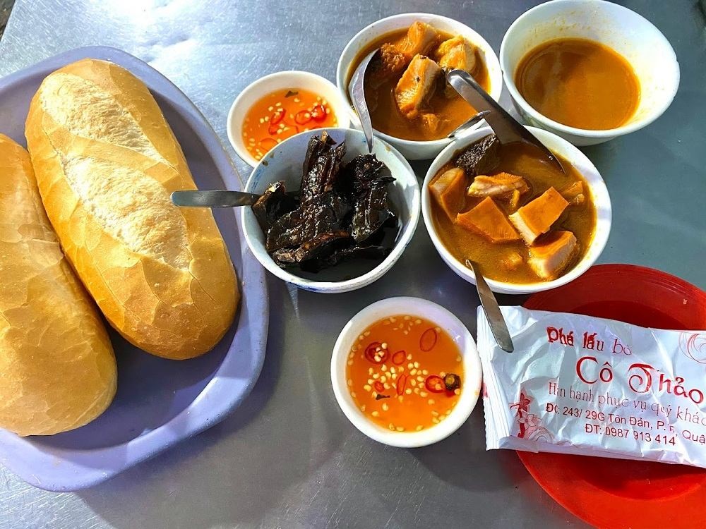 Quán phá lấu Cô Thảo tấp nập khách vào giờ cao điểm