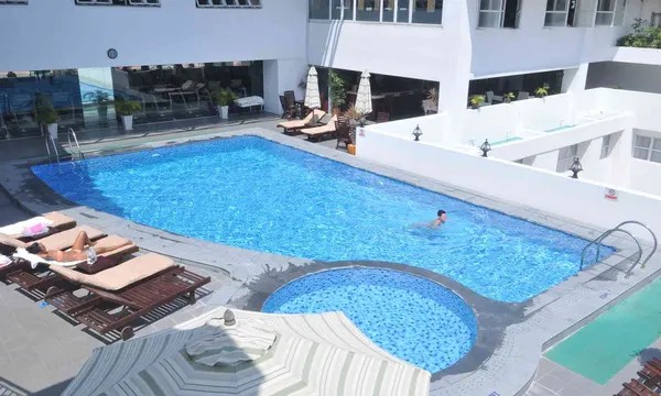 Khách sạn Rex Sài Gòn: Biểu Tượng Lịch Sử và Trải Nghiệm 5 Sao Đẳng Cấp 6 Bể bơi ngoài trời xanh mát tại tầng thượng Khách sạn Rex