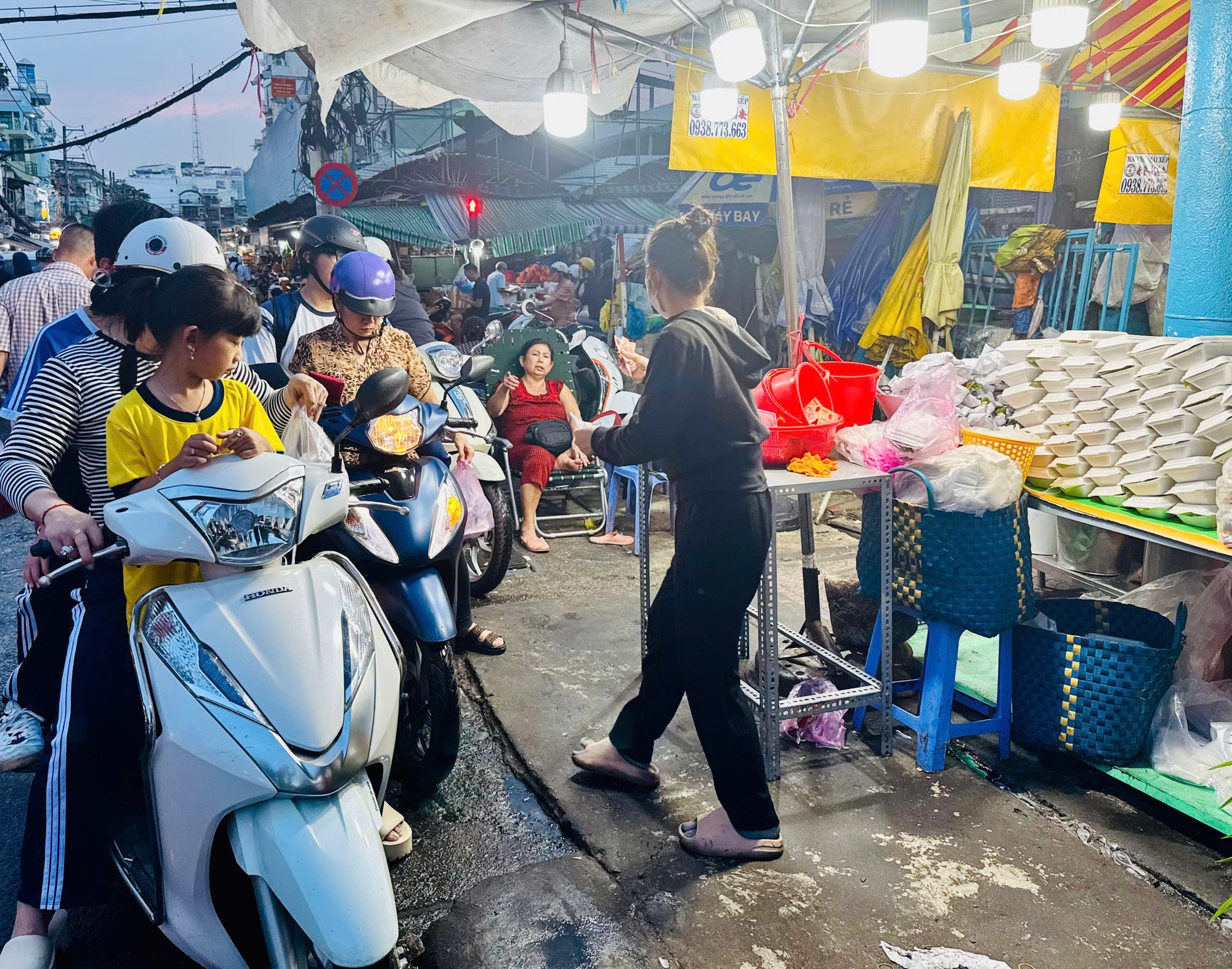 Xôi Gà Bà Chiểu: Hương Vị Nổi Tiếng và Chuyện Lòng Hào Sảng Giữa Lòng Sài Gòn 9 Quán xôi gà Bà Chiểu đông đúc khách hàng vào giờ tan tầm, người dân xếp hàng mua xôi