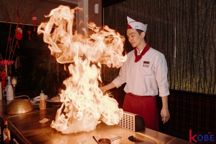 Khám Phá Trải Nghiệm Teppanyaki Đẳng Cấp Tại Kobe Teppanyaki: Nơi Ẩm Thực Giao Thoa Nghệ Thuật 7 Không gian nhà hàng sang trọng với bàn Teppanyaki và thực khách đang thưởng thức bữa ăn
