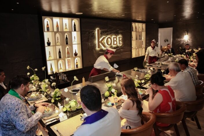 Đầu bếp Teppanyaki tài hoa đang trình diễn kỹ năng chế biến món ăn trên bàn nướng